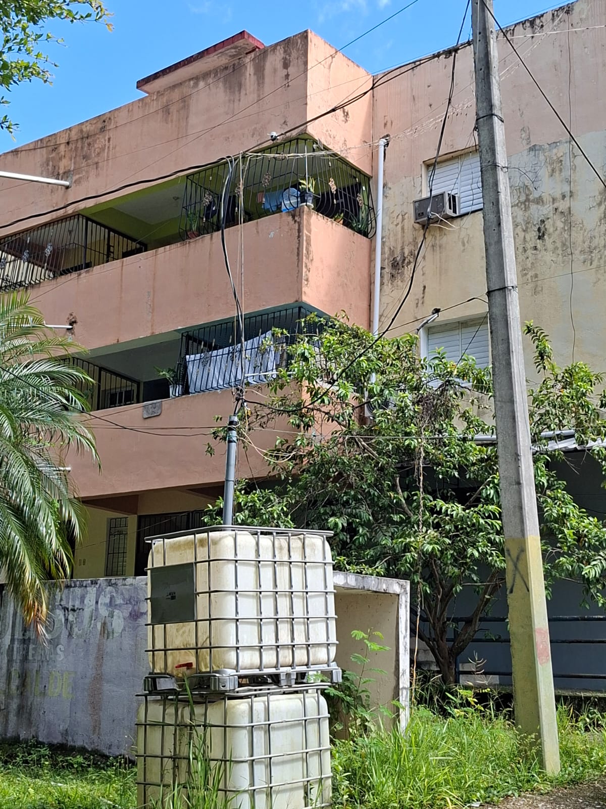 EDEEste informó que desarrolla acciones para normalizar el servicio eléctrico en Villa Olímpica, Cuesta del Joven, Monte Plata, donde fueron identificados suministros que anteriormente estaban conectados de manera irregular a una medición en media tensión asociada al Ministerio de Deportes.